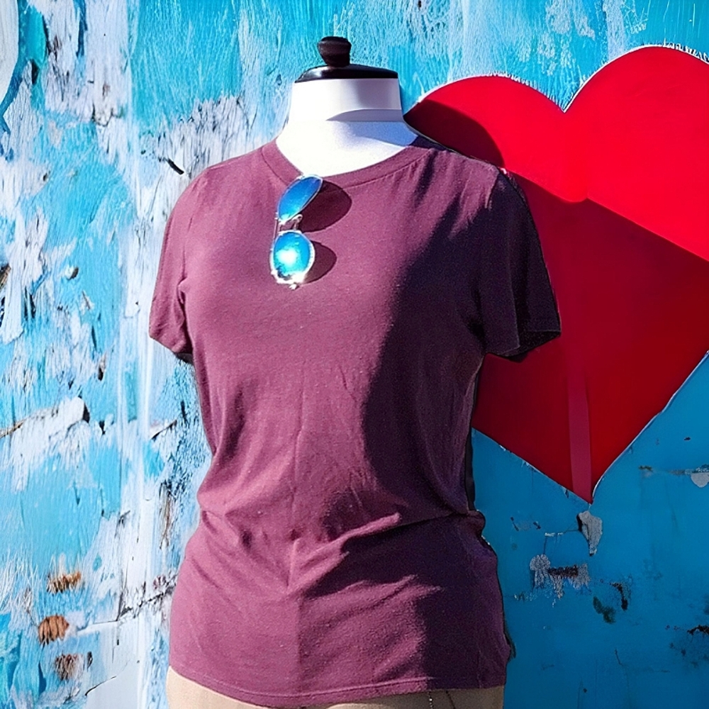 Pink Victoria Secret tee shirt sz sm, Red/Burgundy